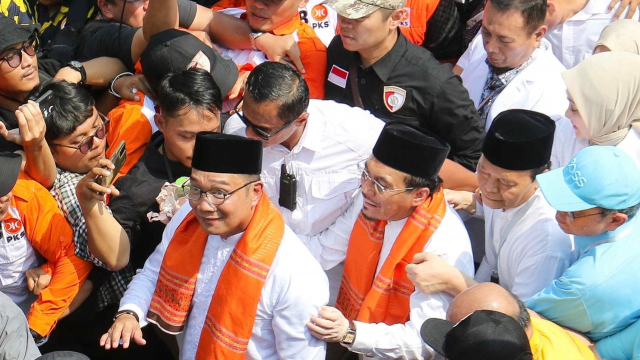 Bakal calon wakil gubernur DKI Jakarta Ridwan Kamil - Suswono berjalan menuju Kantor KPU DKI Jakarta di , Rabu (28/8/2024). Pasangan Ridwan Kamil dan Suswono mendaftarkan diri sebagai peserta Pilgub DKI Jakarta 2024 dengan dukungan Koalisi Indonesia maju (KIM) Plus.