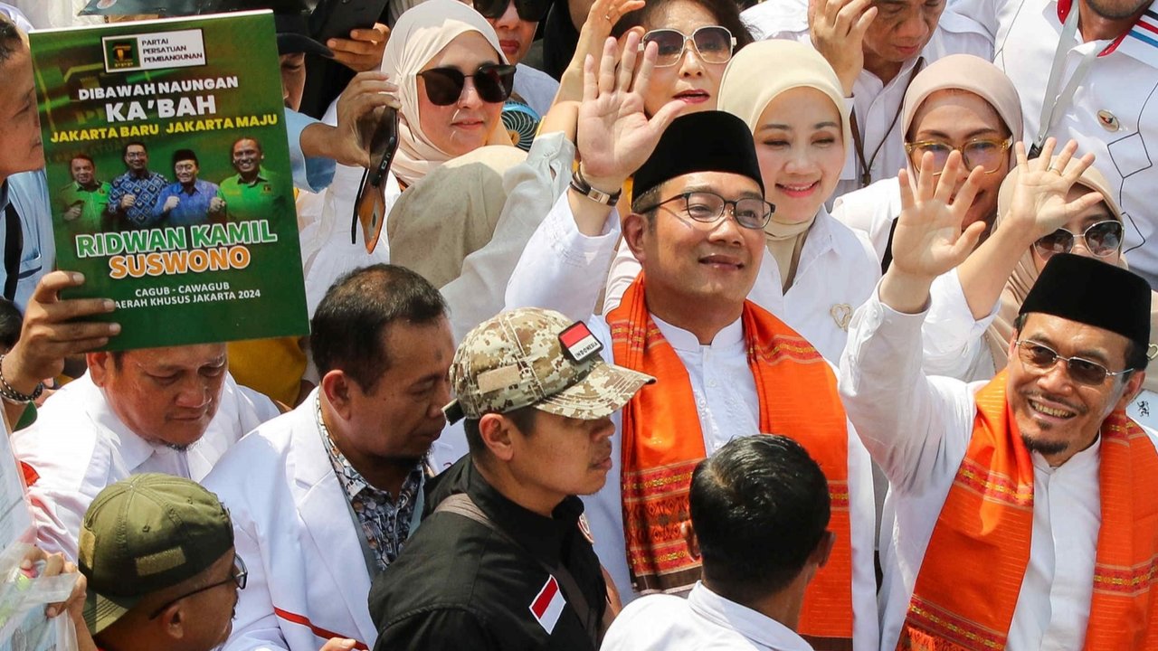 Bakal calon wakil gubernur DKI Jakarta Ridwan Kamil - Suswono berjalan menuju Kantor KPU DKI Jakarta di , Rabu (28/8/2024). Pasangan Ridwan Kamil dan Suswono mendaftarkan diri sebagai peserta Pilgub DKI Jakarta 2024 dengan dukungan Koalisi Indonesia maju (KIM) Plus.