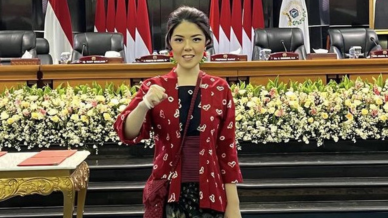 Saat acara tersebut, Tina Toon pun memilih mengenakan kebaya jumputan warna merah dengan bagian depan memiliki aksen warna hitam. [@tinatoon101]