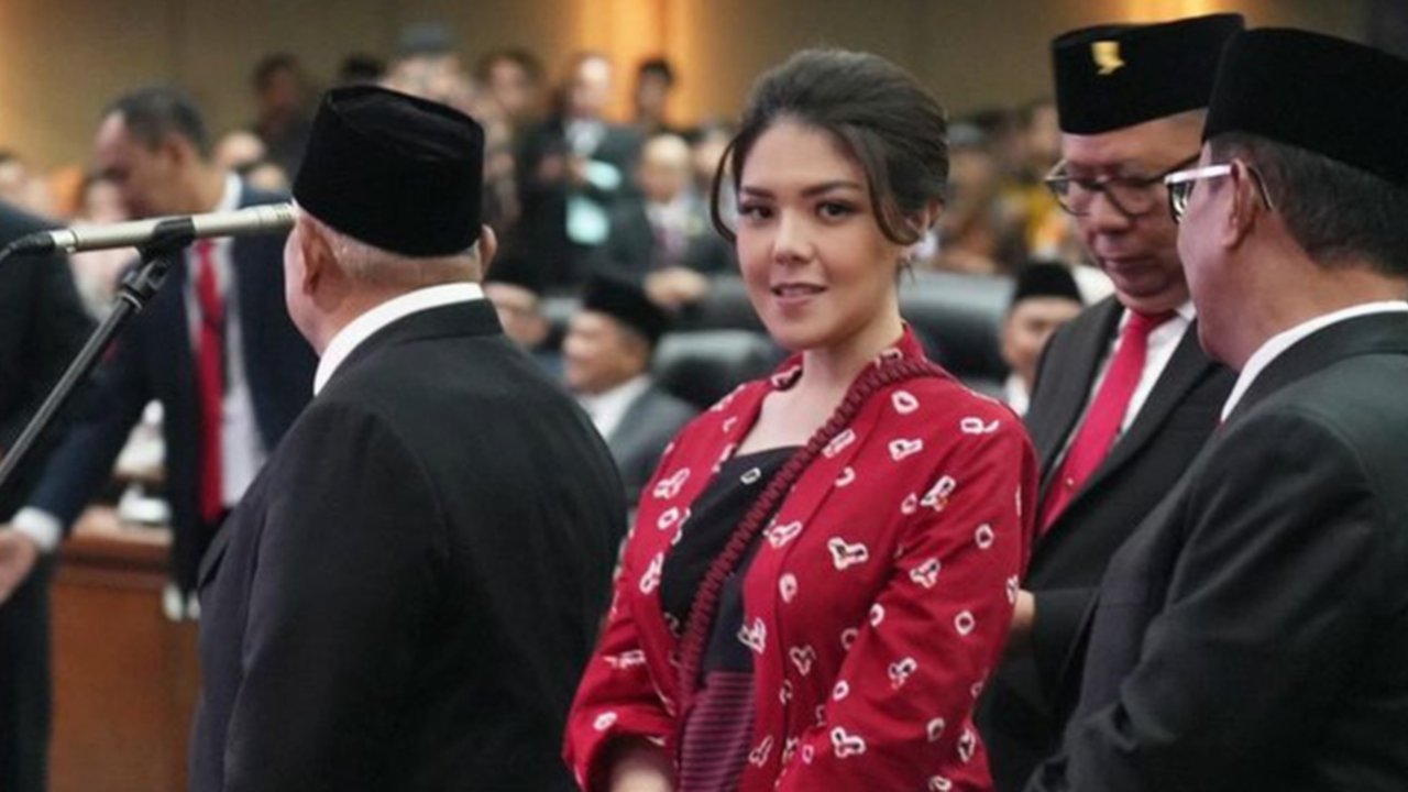 Melengkapi tampilanya, Tina mengenakan anting-anting model raindrop. Tampilannya cukup sederhana karena hanya mengenakan aksesori anting. [@tinatoon101]