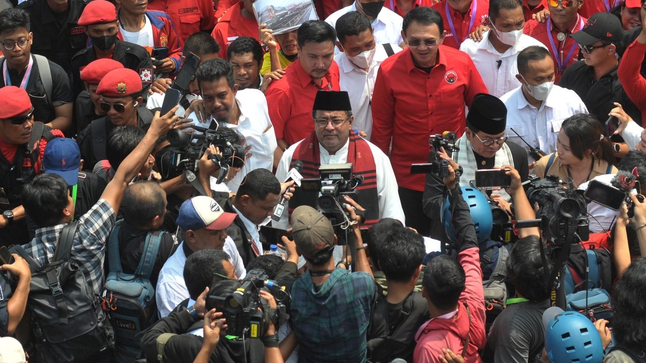 Bakal calon wakil gubernur DKI Jakarta Ridwan Kamil - Suswono berjalan menuju Kantor KPU DKI Jakarta di , Rabu (28/8/2024). Pasangan Ridwan Kamil dan Suswono mendaftarkan diri sebagai peserta Pilgub DKI Jakarta 2024 dengan dukungan Koalisi Indonesia maju (KIM) Plus.