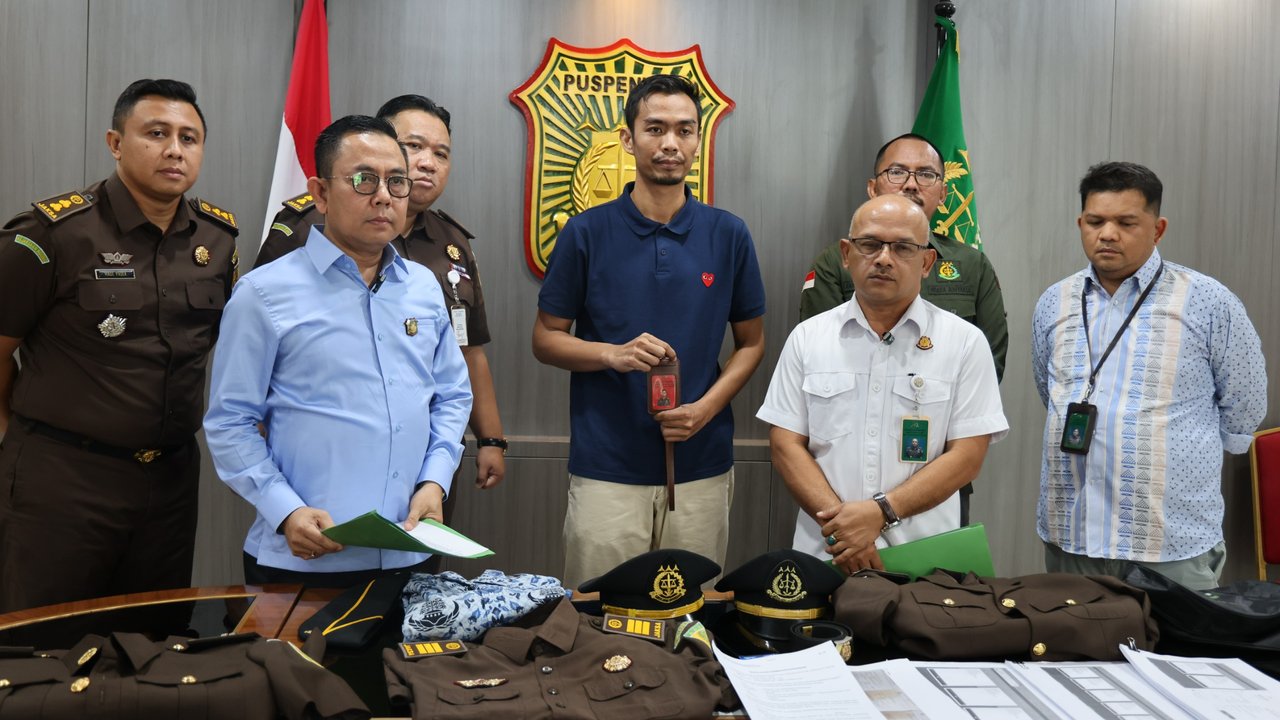 Jaksa gadungan ditangkap tim dari Kejagung.