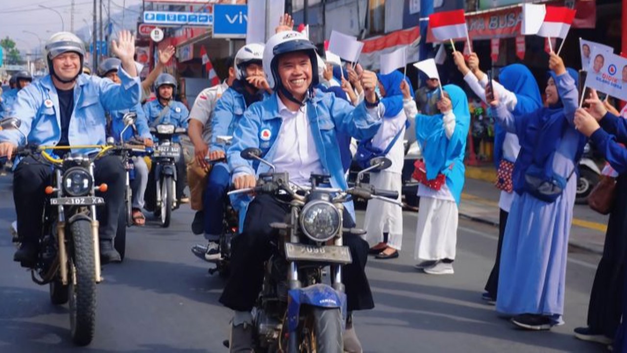Bergaya Bak 'Dilan', Didik Agus-Gilang Dirga Naik Motor Daftar Pilkada Bandung Barat
