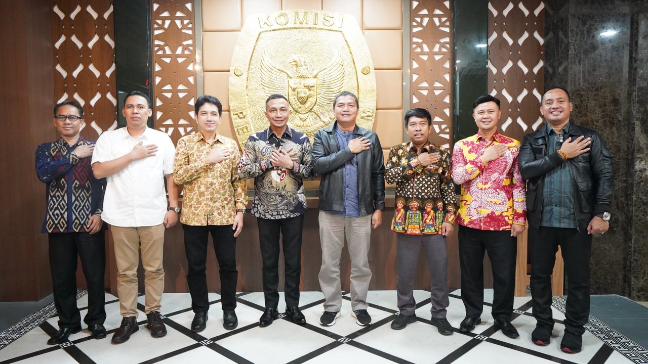 <p>Bakal pasangan calon dari jalur independen Dharma Pongrekun dan Kun Wardana (Dharma-Kun) bertandang ke Komisi Pemilihan Umum (KPU) DKI Jakarta pada Senin (19/8/2024) (Liputan6.com/Ady Anugrahadi)</p>