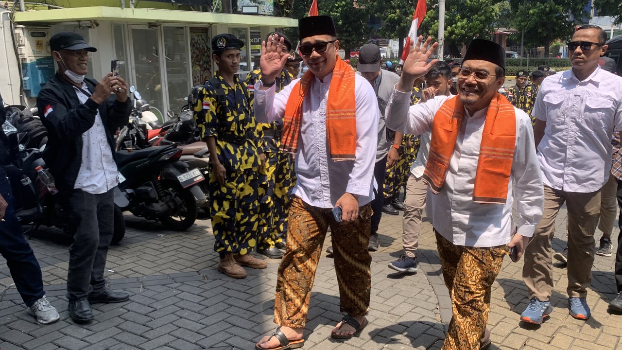 Bakal calon wakil gubernur DKI Jakarta Ridwan Kamil - Suswono berjalan menuju Kantor KPU DKI Jakarta di , Rabu (28/8/2024). Pasangan Ridwan Kamil dan Suswono mendaftarkan diri sebagai peserta Pilgub DKI Jakarta 2024 dengan dukungan Koalisi Indonesia maju (KIM) Plus.
