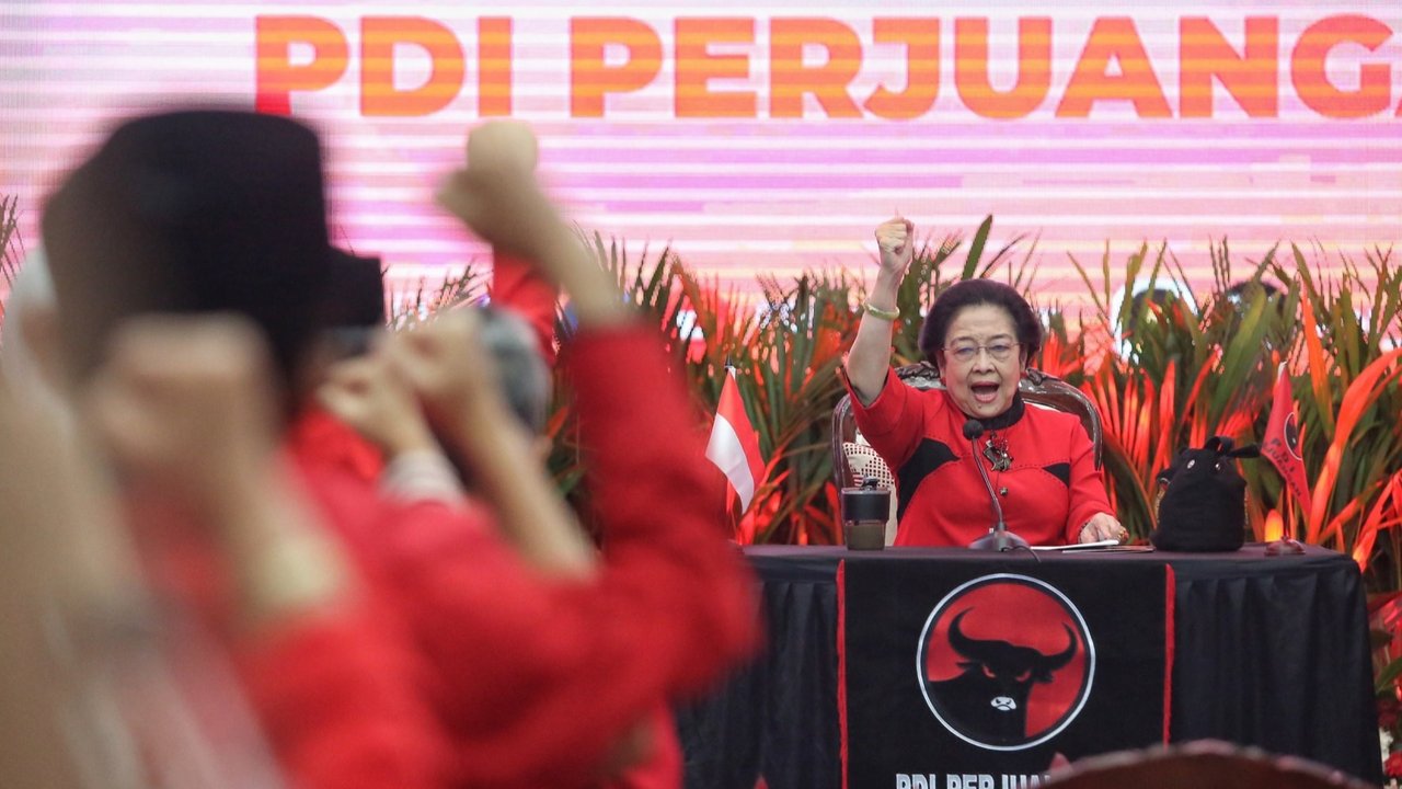 Ketua Umum PDI Perjuangan Megawati Soekarnoputri (kedua kiri) memberikan surat keputusan (SK) partai kepada bakal calon Gubernur Jateng Jenderal TNI (purn) Andika Perkasa, bakal calon Wakil gubernur Jateng Hendrar Prihadi (kedua kanan), bakal calon Gubernur Gorontalo Hamzah Isa (kanan) di Kantor DPP PDI Perjuangan, Jakarta, Senin (26/8/2024).