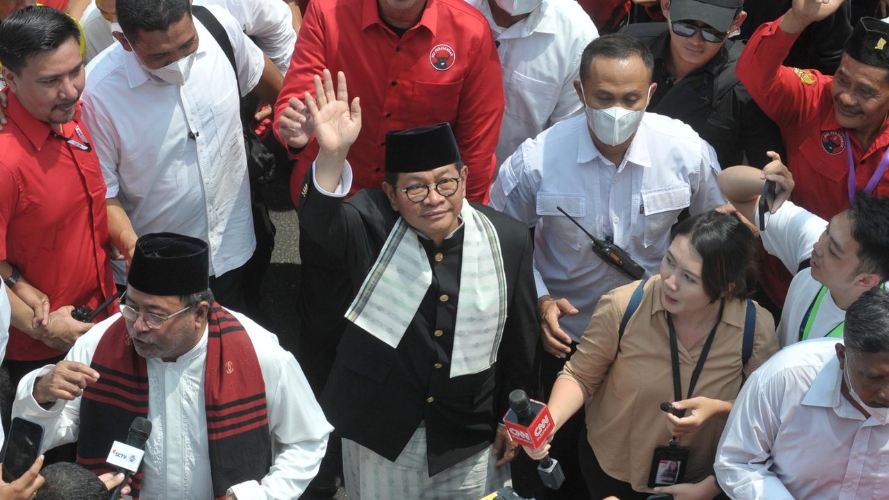 Suasana lalu lintas di ruas jalan Salemba terjadi kepadatan kendaraan, Jakarta, Rabu (28/8/2024). Arus lalu lintas padat merayap ini dikarenakan adanya pendaftaran Pilgub calon Gubernur dan wakil gubernur DKI Jakarta, pendaftaran calon gubernur dan wakil terus berlangsung hingga 29 Agustus 2024.