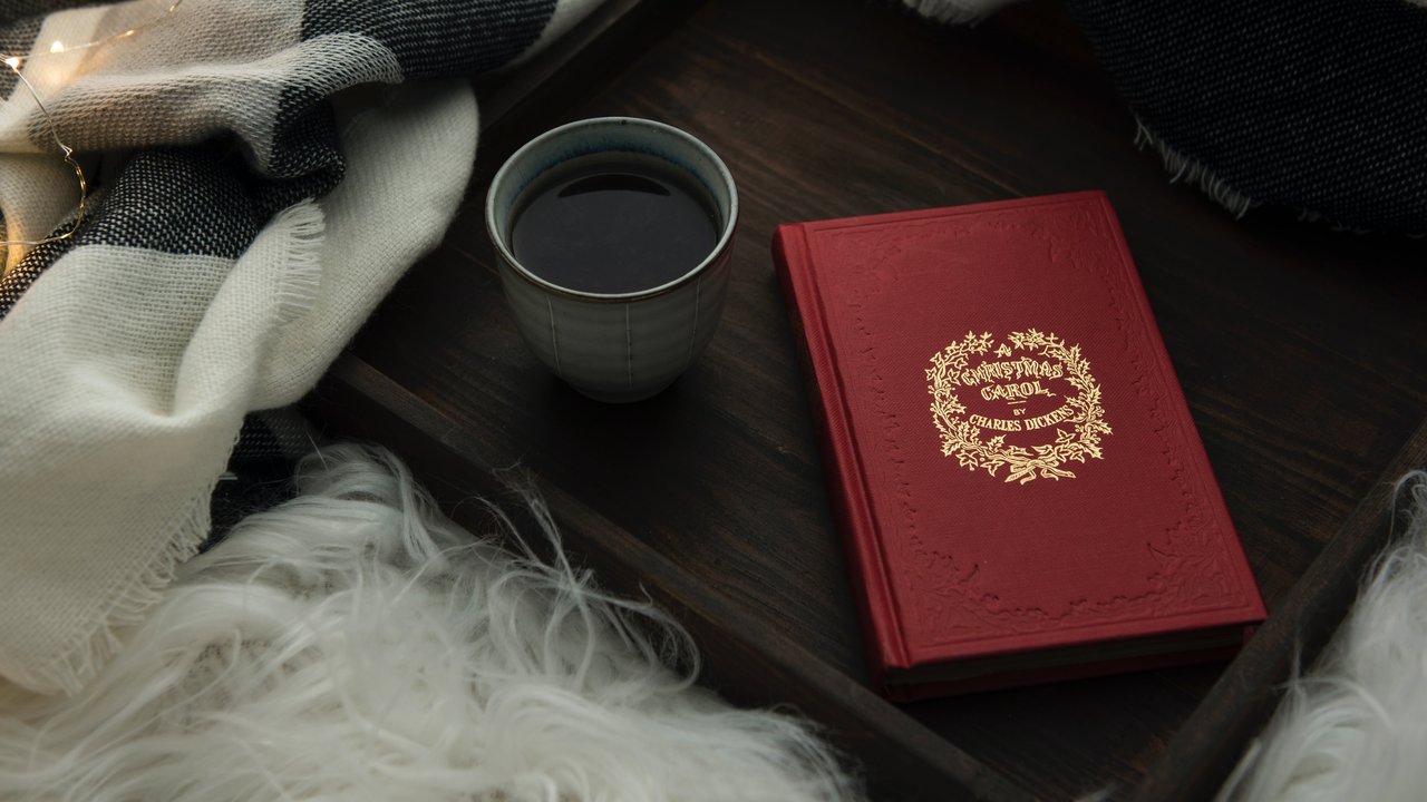 Ilustrasi buku nikah. (Photo by Joanna Kosinska on Unsplash)