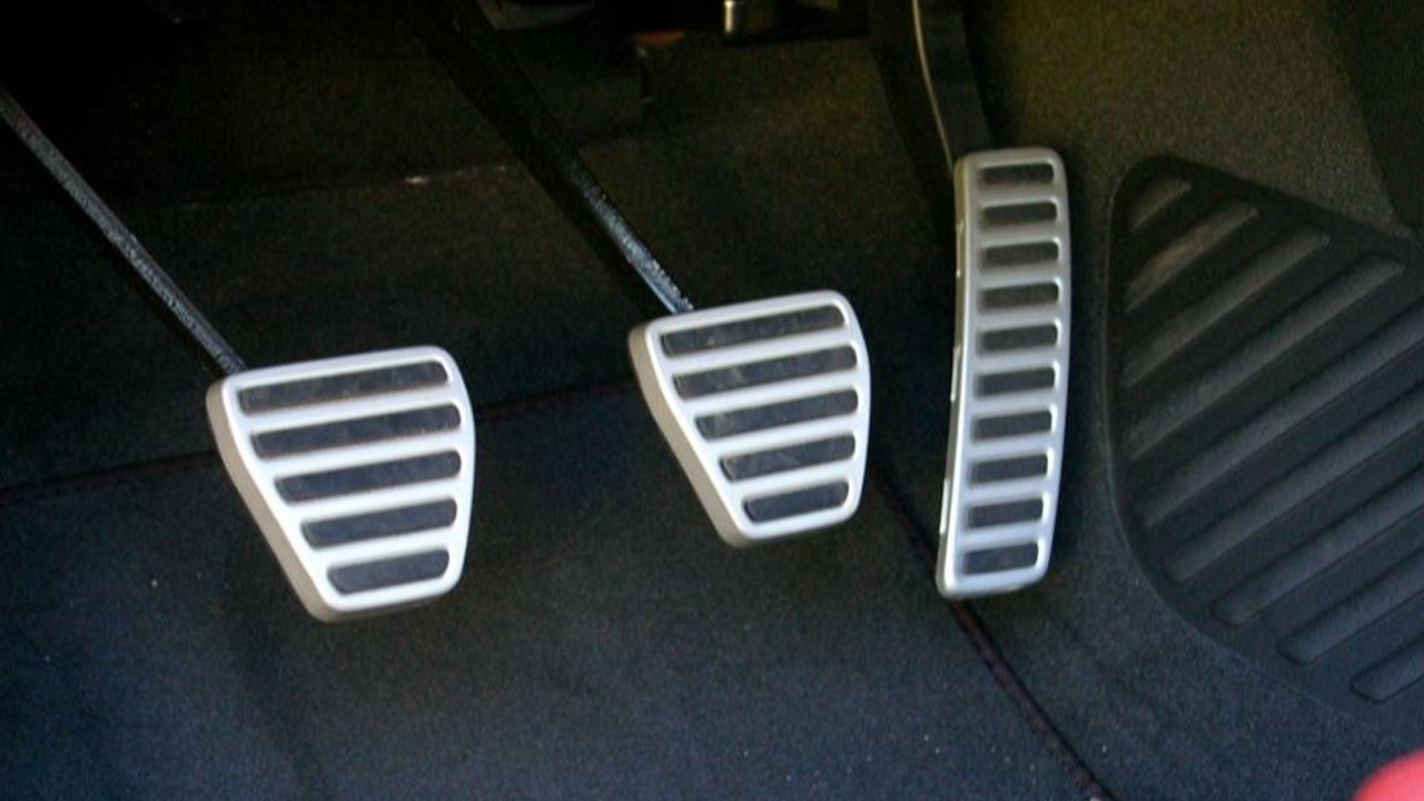 Jangan panik! Coba lakukan tips dadakan ini ketika kopling mobil jebol atau los. Yuk simak!