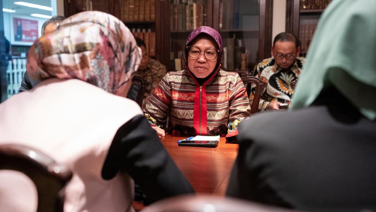Menteri Sosial, Tri Rismaharini saat meresmikan lumbung sosial dan didampingi Plt. Direktur Jenderal Rehabilitasi Sosial, Pepen Nazaruddin di Desa Sungai Pitung, Selasa 11 Juni 2024. (Foto: Istimewa)