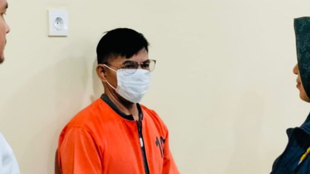 Tersangka KR alias KN (49) di kantor polisi.