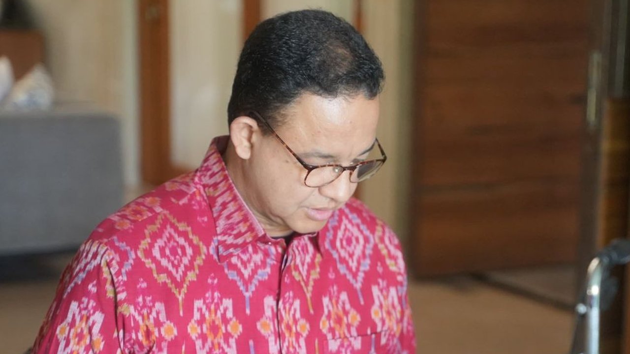 Anies Pamit ke Ibunda Memakai Tenun Merah