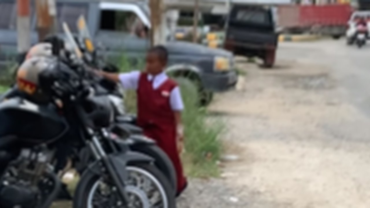 Bocah SD Tepergok Ngelus-elus Motor Polisi, Wajahnya Panik Dihampiri Anggota Endingnya Tak Terduga