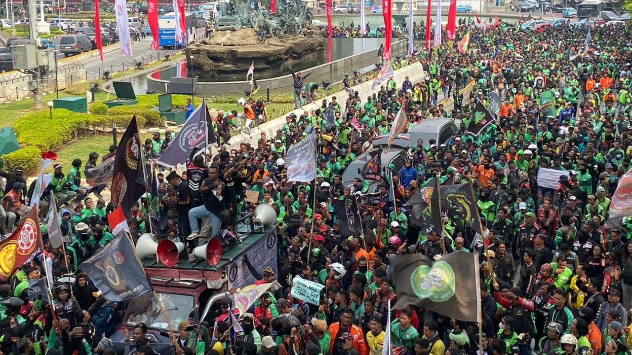 Situasi Terkini Demo Besar-besaran Driver Ojol di Patung Kuda