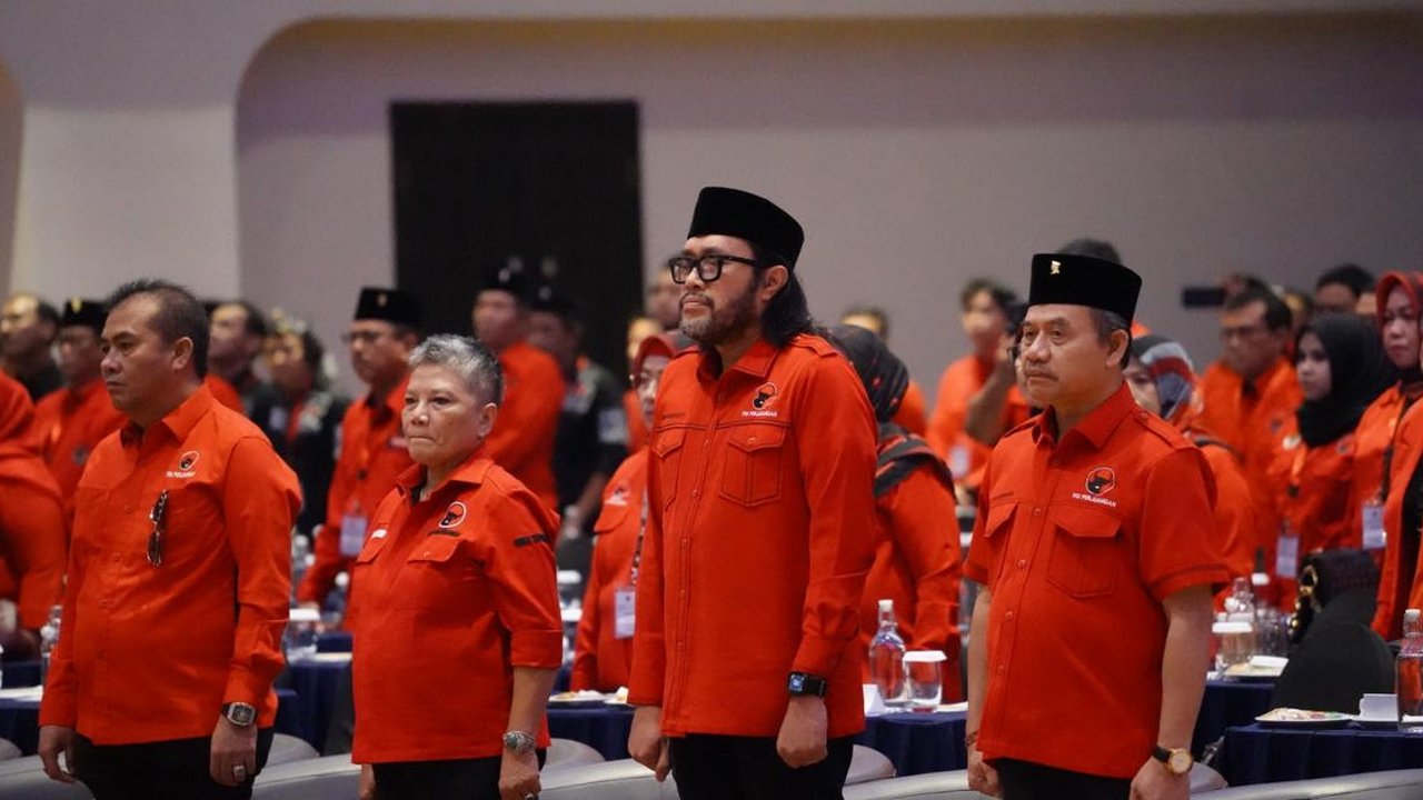 Ono Surono (tengah, berkopeah hitam) saat menghadiri Kerja Daerah (Rakerda) PDI Perjuangan IV dan V di Hotel Aston Cirebon, Rabu (26/6/2024). (Dok. PDIP Jabar)