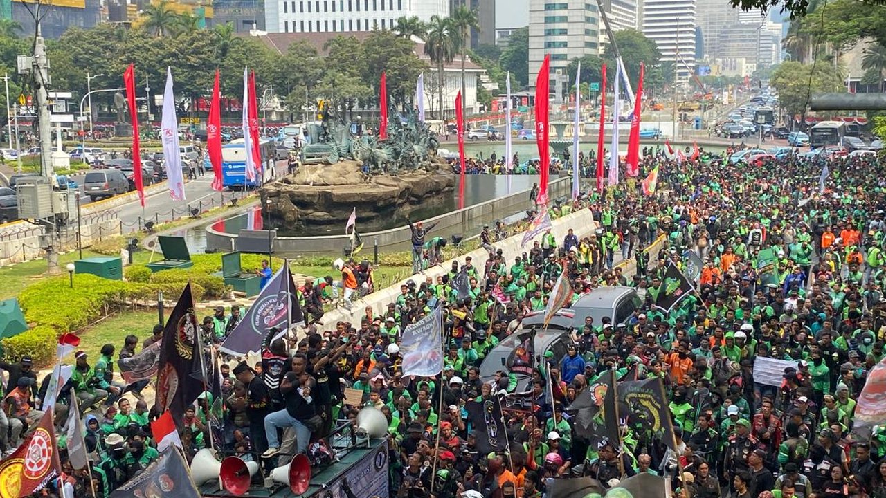 Ilustrasi – Ojek online alias ojol mengantar seorang penumpang. (Foto: Liputan6.com/Muhamad Ridlo)