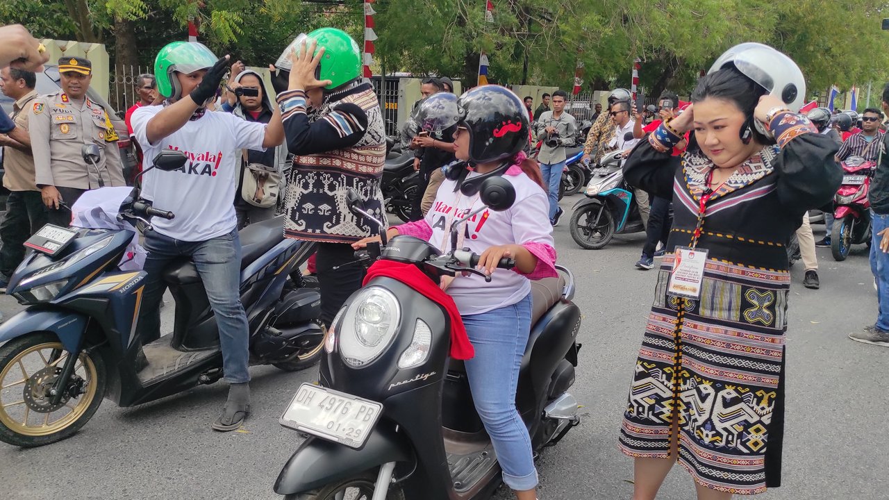 Daftar di Hari Terakhir, Paslon Ansy Lema-Jane Suryanto Naik Ojol ke KPU NTT