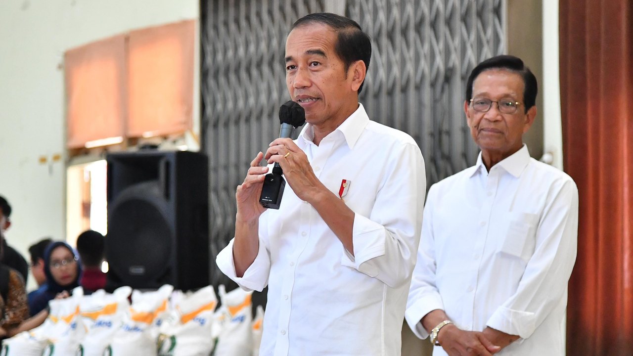 Presiden Joko Widodo atau Jokowi menghadiri pembukaan Kongres Partai Nasdem di Jakarta Convention Center (JCC), Senayan, Jakarta, Minggu (25/8/2024). (Merdeka.com)