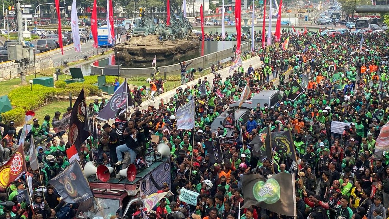 Situasi Terkini Demo Besar-besaran Driver Ojol di Patung Kuda