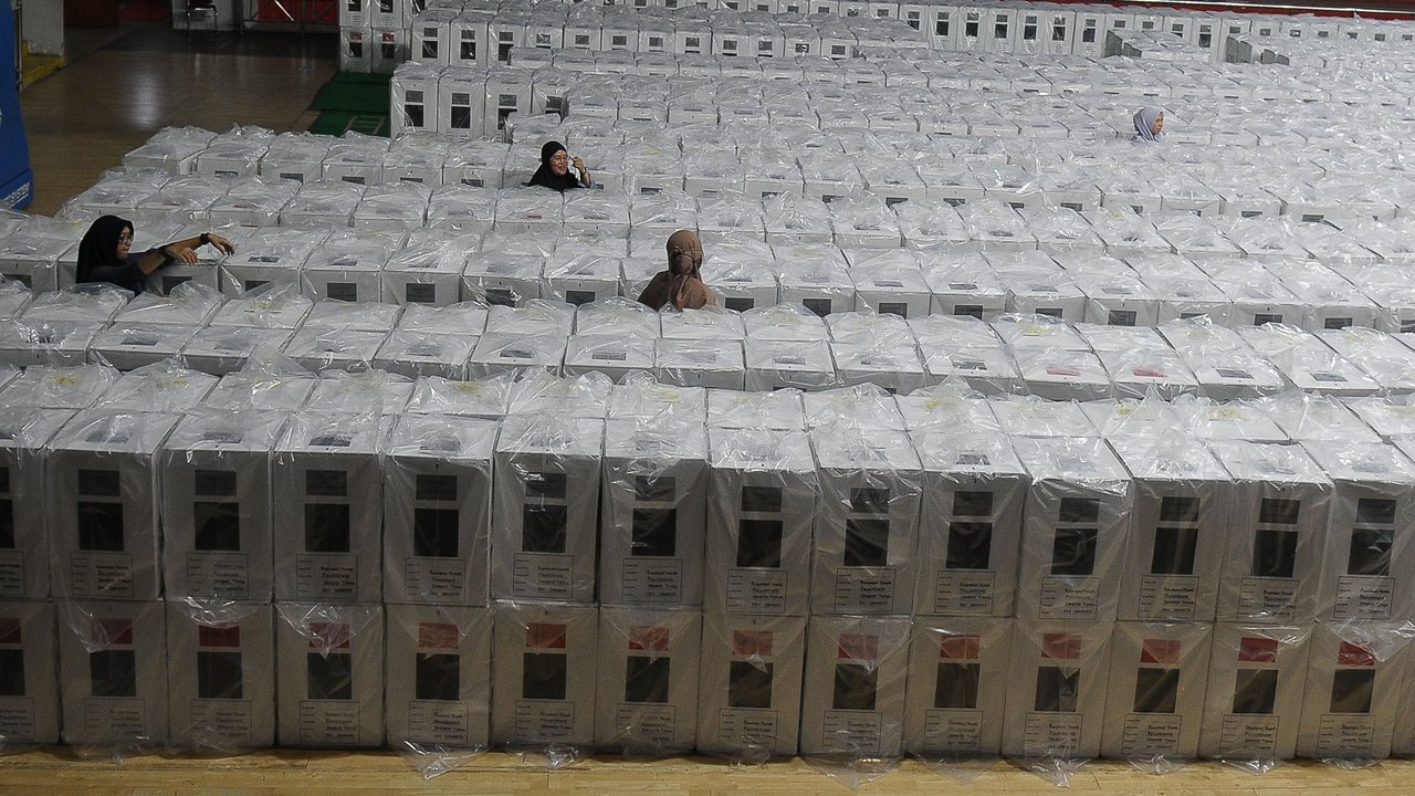 Komisi Pemilihan Umum (KPU) Kota Jakarta Timur menyatakan 100 persen kotak suara untuk Pemilu 2024 sudah selesai dirakit. (merdeka.com/Imam Buhori)