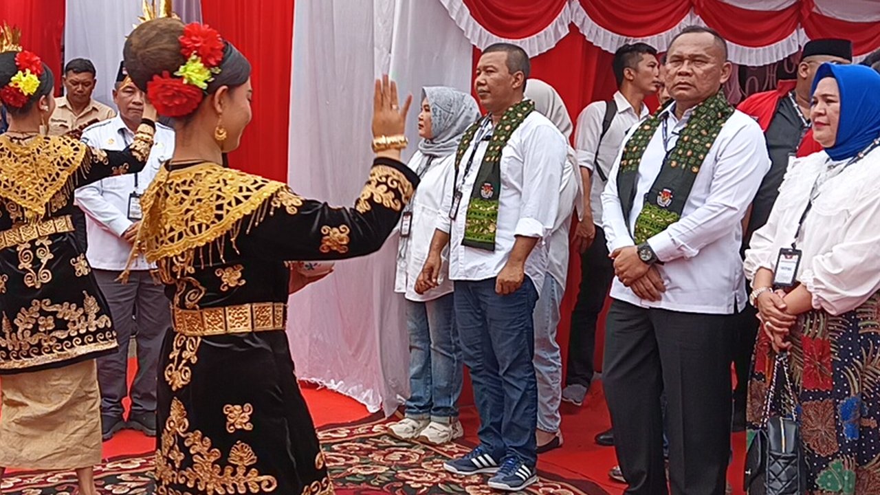 Pasangan Romi Hariyanto dan Sudirman mendaftarkan ke KPU Jambi.