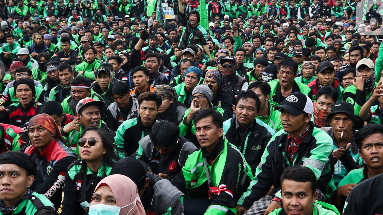 Pengemudi ojek online (ojol) menggelar demonstrasi di depan Gedung DPR/MPR, Senayan, Jakarta, Jumat (28/2/2020). Aksi demo ratusan sopir ojek online dipicu karena ada usulan anggota DPR yang ingin ojek online tidak mengangkut penumpang, melainkan hanya mengangkut barang. (Liputan6.com/Johan Tallo)
