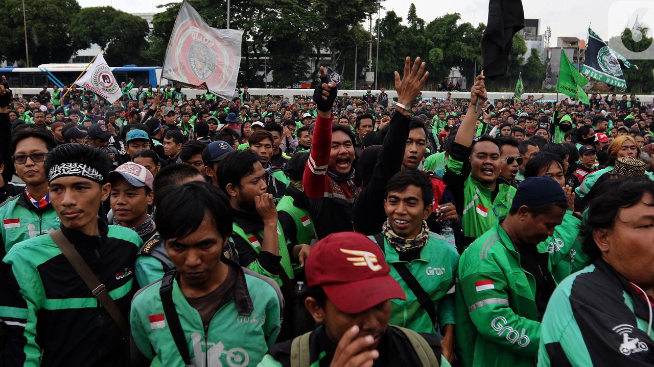 Pengemudi ojek online (ojol) menggelar demonstrasi di depan Gedung DPR/MPR, Senayan, Jakarta, Jumat (28/2/2020). Aksi demo ratusan sopir ojek online dipicu karena ada usulan anggota DPR yang ingin ojek online tidak mengangkut penumpang, melainkan hanya mengangkut barang. (Liputan6.com/Johan Tallo)