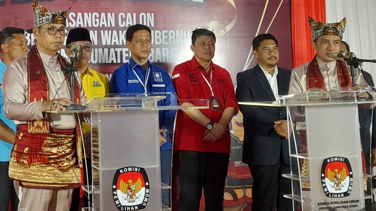 Epyardi Asda dan Ekos Albar mendaftar ke KPU Sumbar.