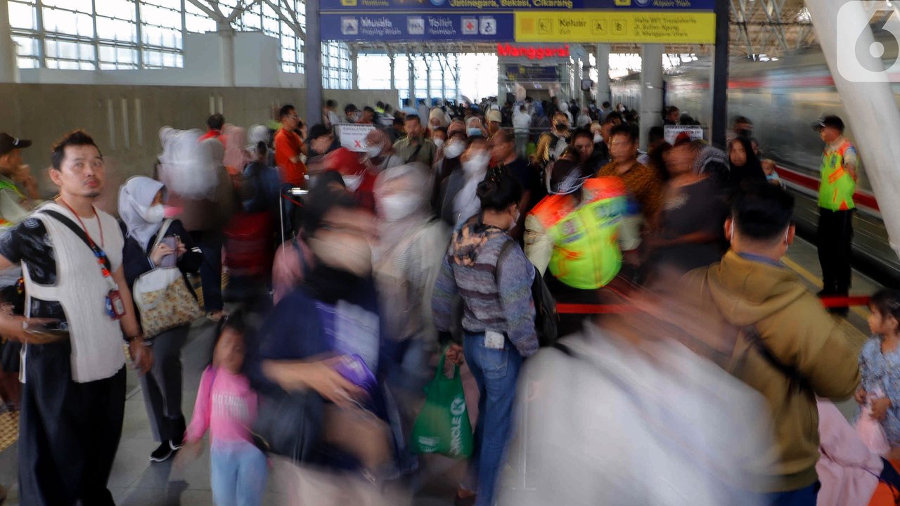 Sebagai catatan, untuk tarif dasar 25 km pertama saat ini adalah Rp3.000, bila warga menggunakan layanan KRL lebih dari 25 km akan dikenakan tarif lanjutan progresif yang besarannya Rp1.000 per 10 km. (Liputan6.com/Herman Zakharia)