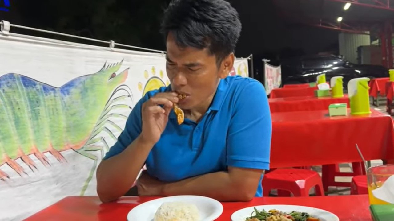 Potret Orang Tua Lesti Kejora Makan di Warung Pinggir Jalan