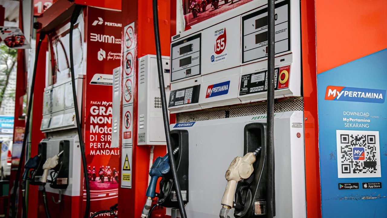 Sebuah kendaraan bermotor mengisi bbm. (Dok. Pertamina)