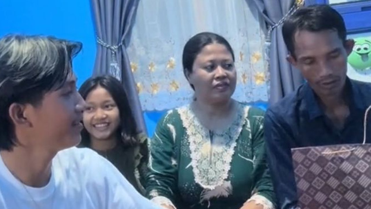 Pria Ini Beri Kejutan Kecil untuk Ayah, Ibu, dan Adiknya, Aksinya Curi Perhatian
