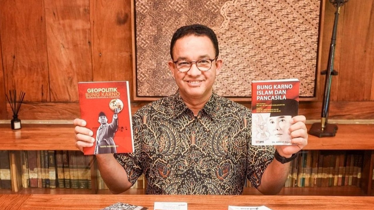 Anies Pamit ke Ibunda Memakai Tenun Merah