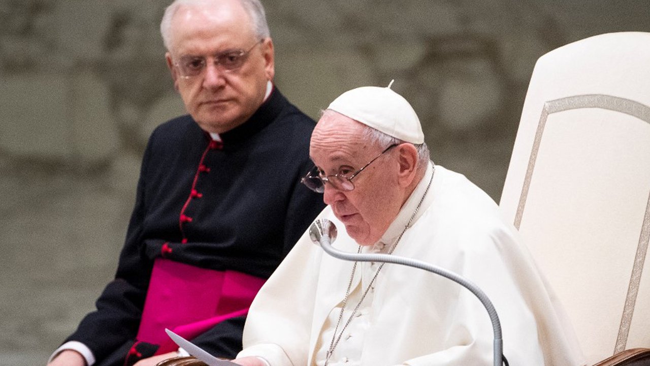 Paus Fransiskus berbicara saat audiensi umum mingguannya di Aula Paulus VI, Vatikan, Rabu (2/2/2022). (Tiziana FABI/AFP)