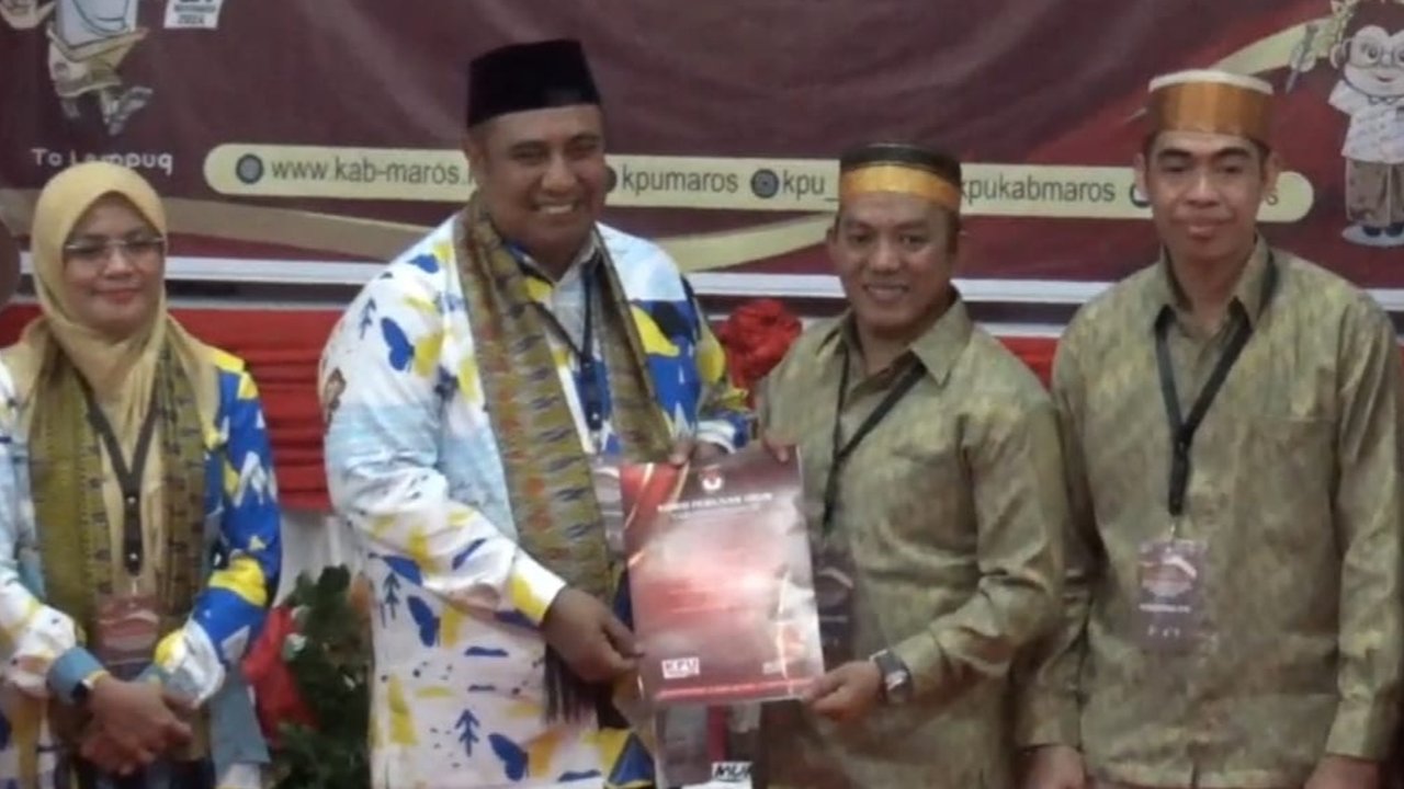Ketua KPU Maros Jumaedi menerima berkas pendaftaran bakal calon Bupati dan Wakil Bupati Maros, Chaidir Syam-Suhartina Bohari.