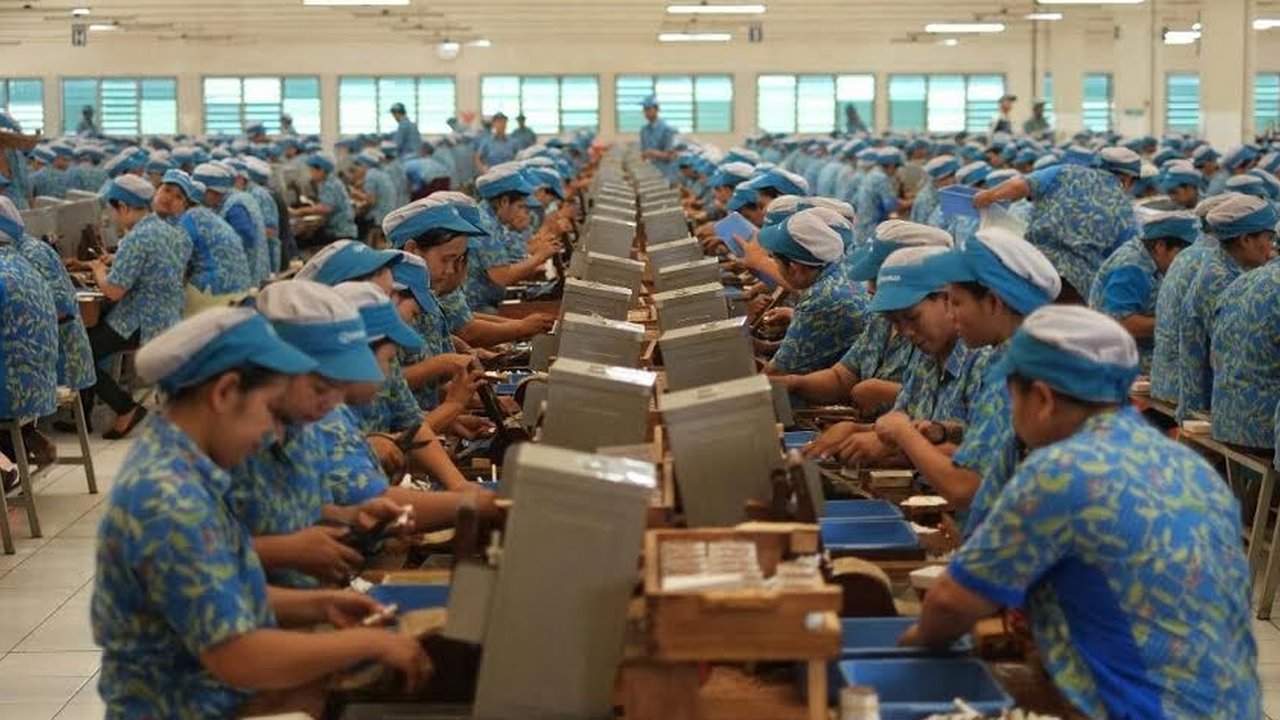 Jumlah pabrik rokok menunjukkan penurunan signifikan dari tahun ke tahun.(Liputan6.com/Fiki Ariyanti)