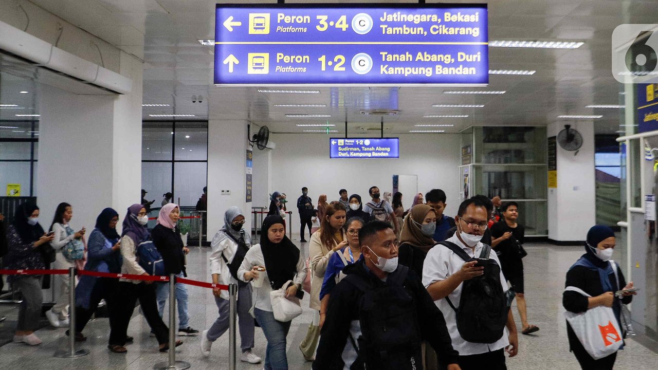 Calon penumpang mengenakan masker di Stasiun Jakarta Kota, Jakarta, Rabu (28/10/2020). Mengantisipasi lonjakan penumpang saat cuti bersama dan Sumpah Pemuda, PT KCI mengajak pengguna KRL bersatu dan bangkit melawan COVID-19 dengan menerapkan 3M. (Liputan6.com/Johan Tallo)