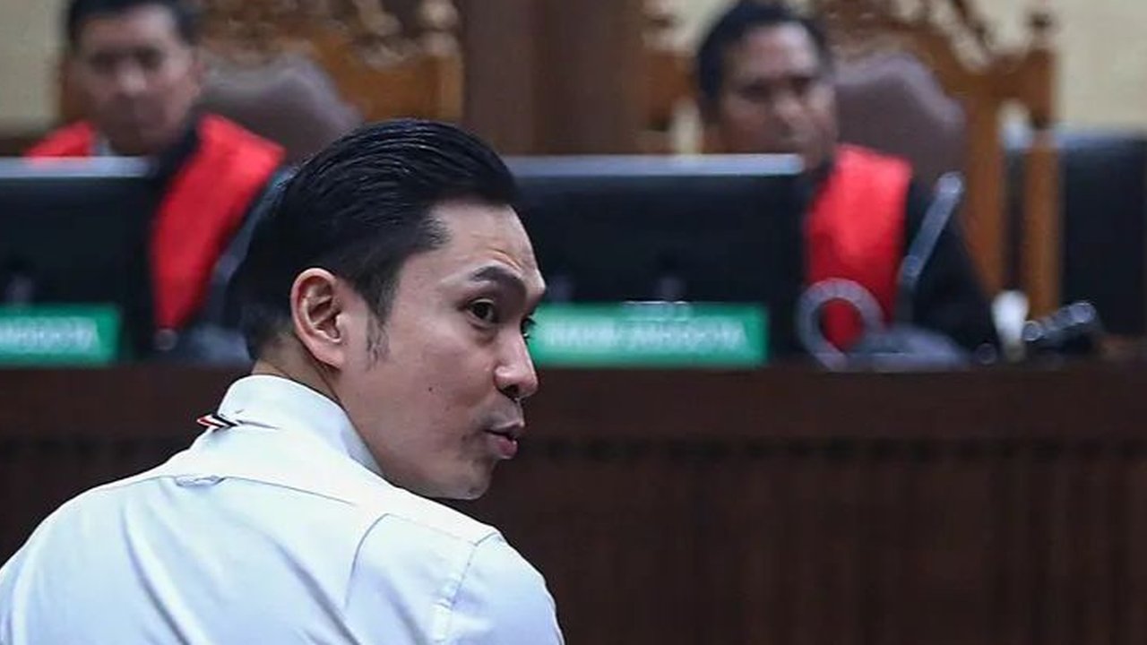 Rambut Klimis dan Modis, Ini Potret Harvey Moeis Pakai Kemeja Rp7 Juta di Sidang Korupsi Timah