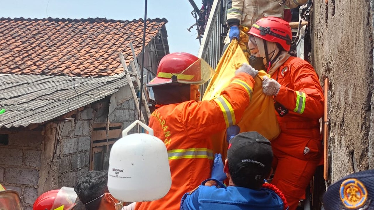 Petugas mengevakuasi jenazah korban kebakaran di Bekasi.