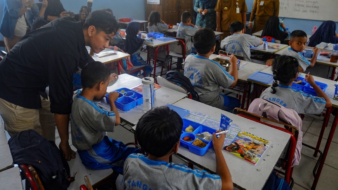 Wakil Presiden terpilih, Gibran Rakabuming Raka saat memantau pelaksanaan uji coba makan bergizi gratis di SDN 4 Kota Tangerang, Senin (5/8/2024). Dalam uji coba tersebut, terdapat 3 menu yang ada dalam satu kotak nasi, yakni nasi, fuyunghai, tumis brokoli Tempe, dan buah melon plus susu