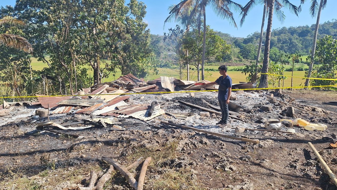 Sisa kebakaran rumah panggung di Sumba Tengah.