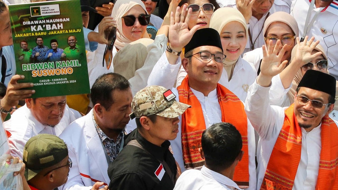 Bakal calon wakil gubernur DKI Jakarta Ridwan Kamil - Suswono berjalan menuju Kantor KPU DKI Jakarta di , Rabu (28/8/2024). Pasangan Ridwan Kamil dan Suswono mendaftarkan diri sebagai peserta Pilgub DKI Jakarta 2024 dengan dukungan Koalisi Indonesia maju (KIM) Plus.