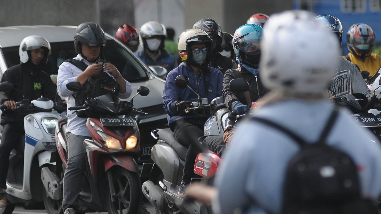 Pengendara saling berebut jalan Kalimalang,Jakarta, Kamis (11/1/2023). Jalur motor arah Kampung Melayu padat merayap dan terkadang menimbulkan kemacetan sehingga pemotor mengambil jalan bahu paling kanan, dimana juga sangat mengganggu kendaraan lain yang melintas dari Kampung Melayu menuju Bekasi. merdeka.com/imam buhori