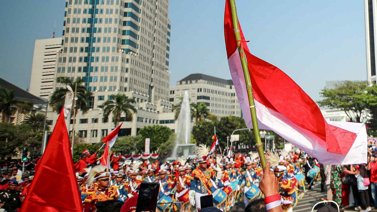 Tim Purna Paskibraka 2023  membawa duplikat bendera Merah Putih dan membawa naskah teks proklamasi berjalan menuju kendaraan taktis maung dalam acara kirab bendera Merah Putih dan naskah teks proklamasi menuju Ibu Kota Nusantara (IKN) di kawasan Monumen Nasional (Monas), Jakarta, Sabtu (10/8/2024). Kirab tersebut merupakan rangkaian persiapan peringatan HUT Ke-79 Kemerdekaan RI yang akan digelar di IKN, Penajam Paser Utara, Kalimantan Timur.