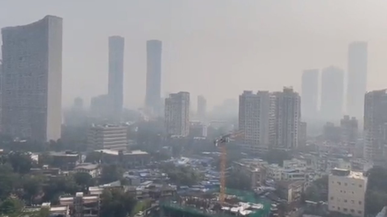 <p>Model menampilkan kreasi dari koleksi Musim Gugur 2023 Christian Dior selama peragaan busana di Mumbai pada 30 Maret 2023. (Dok: Indranil MUKHERJEE / AFP)</p>