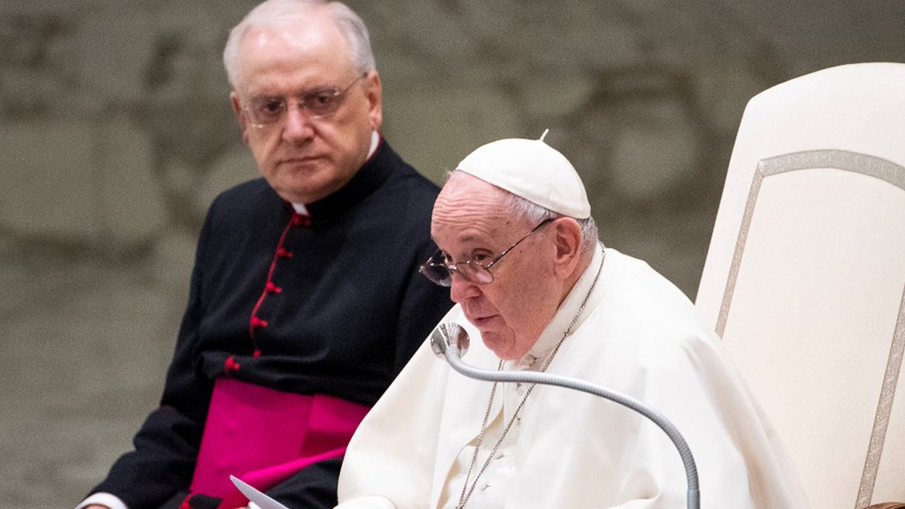 Paus Fransiskus berbicara saat audiensi umum mingguannya di Aula Paulus VI, Vatikan, Rabu (2/2/2022). (Tiziana FABI/AFP)