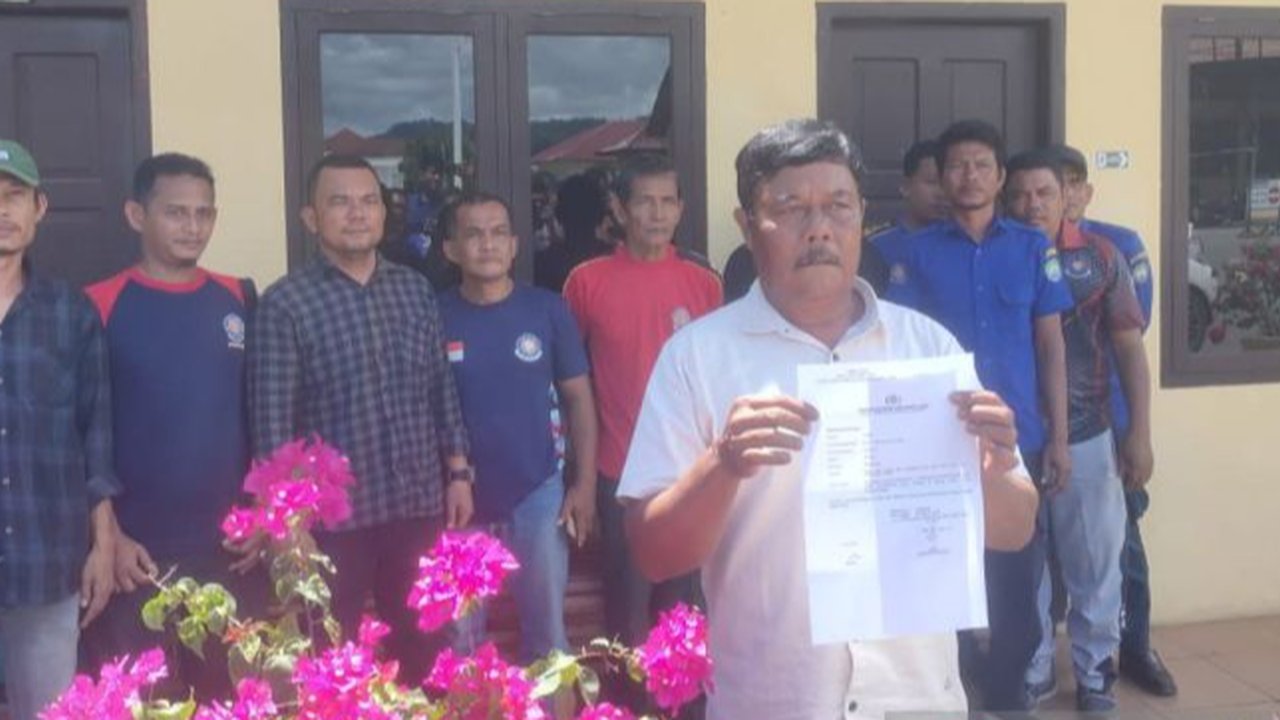 Petugas kebakaran memperlihatkan surat laporan polisi terhadap Pj Bupati Abdya Sunawardi di Blangpidie, Jumat (30/8). (ANTARA/HO-Pri)