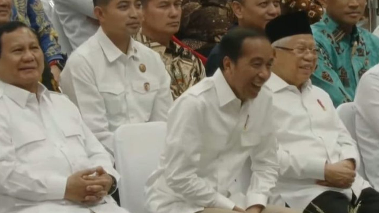 Senyum dan Tawa Lepas Jokowi di Apel Akbar Kader Gerindra