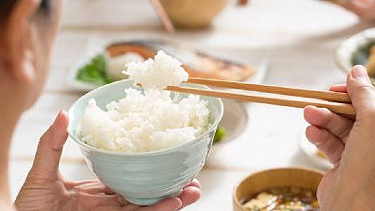 10 Arti Mimpi Makan Nasi yang Bikin Penasaran, Benarkah Pertanda Rezeki?