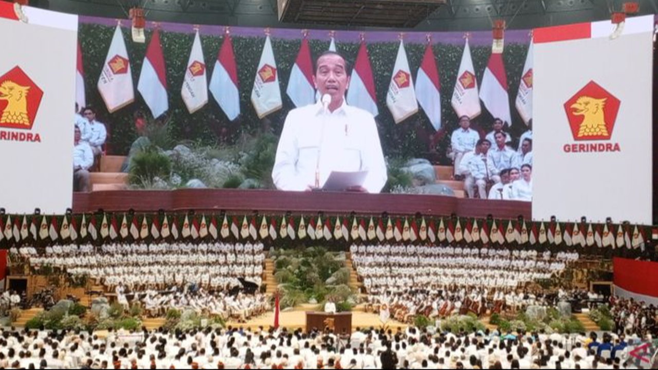 Presiden Joko Widodo memberi sambutan saat menghadiri apel kader dan penutupan Rapimnas Partai Gerindra di Indonesia Arena, Senayan, Jakarta, Sabtu (31/8) malam.